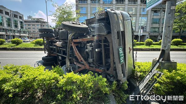 ▲▼剛出車送貨！高雄貨運車「自撞分隔島」翻覆　駕駛受傷送醫。（圖／記者吳世龍攝）