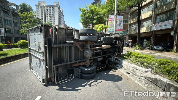 ▲▼剛出車送貨！高雄貨運車「自撞分隔島」翻覆　駕駛受傷送醫。（圖／記者吳世龍攝）