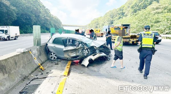 ▲國道3號桃園龍潭路段今天上午發生轎車失控撞上護欄事故，國道六隊警方到場處理。（圖／記者沈繼昌翻攝）