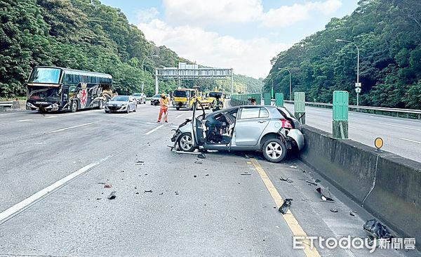 ▲國道3號桃園龍潭路段今天上午發生轎車失控撞上護欄事故，國道六隊會同消防人員到場處理。（圖／記者沈繼昌翻攝）