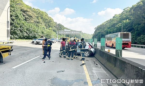 ▲國道3號桃園龍潭路段今天上午發生轎車失控撞上護欄事故，警方人員現場處理。（圖／記者沈繼昌翻攝）