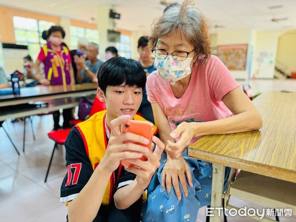 ▲俊逸基金會、勝利之聲廣播公司、電聲電台、永康社區大學與台南市北區振興里辦公處，特別結合台南市社會局在振興里活動中心舉行「阿公阿嬤的古早味 青銀共煮」祖父母節慶祝活動。（圖／記者林東良翻攝，下同）