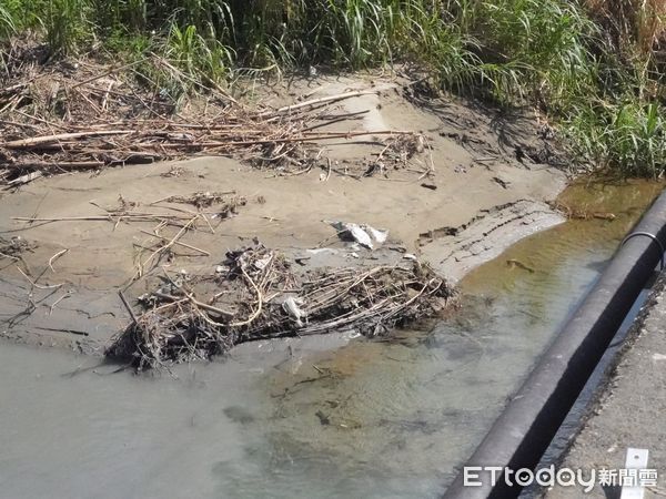 ▲斗南鎮崙子溪行長橋段，因凱米颱風挾豪雨侵襲，加上災後數次大雨沖刷導致河道潰堤、河床淤積。（圖／記者蔡佩旻翻攝）