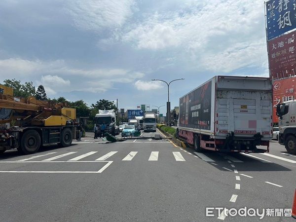 ▲林姓男因恍神將大貨車駛上分隔島。（圖／大園警分局提供、下同）