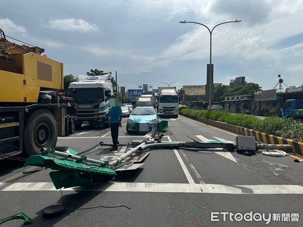 ▲撞倒號誌桿並波及對向自小客車。（圖／大園警分局提供）