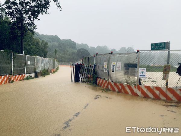 ▲新北大雨狂炸，部分地區出現積水 。（圖／戴上容翻攝，下同）