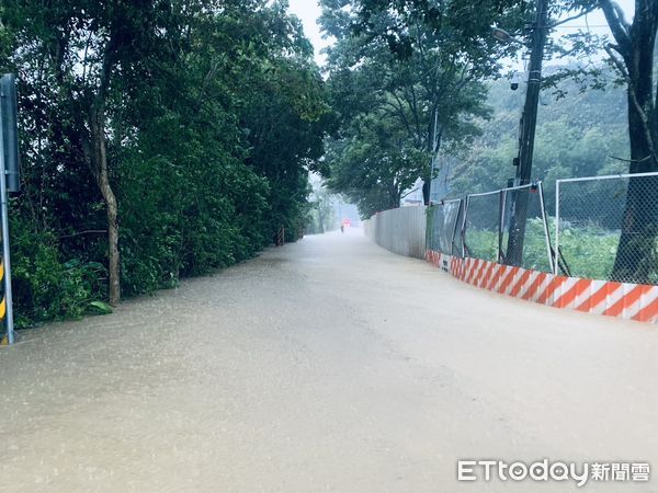 ▲新北大雨狂炸，部分地區出現積水 。（圖／戴上容翻攝，下同）