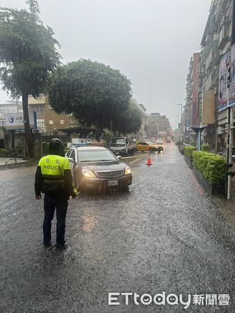 ▲新北大雨狂炸，部分地區出現積水 。（圖／陸運陞翻攝，下同）