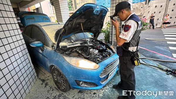 ▲▼ 金紙店旁火燒車。（圖／記者吳世龍攝）