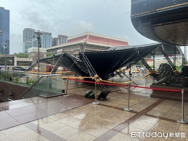 ▲▼台北車站站前廣場搭設街舞比賽舞台，疑因風雨吹垮2路人受傷。(圖／記者邱中岳翻攝）