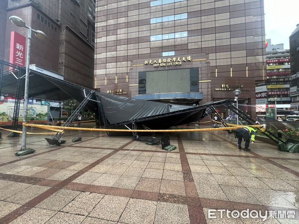 ▲▼台北車站站前廣場搭設街舞比賽舞台，疑因風雨吹垮2路人受傷。(圖／記者邱中岳翻攝）