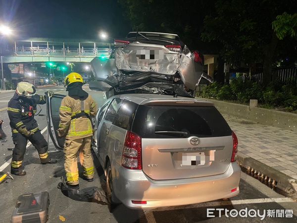 ▲王姓男子受困車內，消防隊破門救人，他拒檢逃逸自撞路邊停車格             。（圖／記者吳奕靖翻攝）