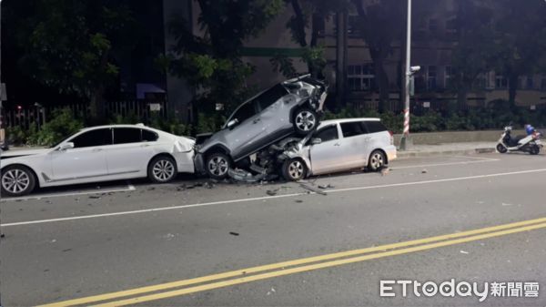 ▲王姓男子受困車內，消防隊破門救人，他拒檢逃逸自撞路邊停車格             。（圖／記者吳奕靖翻攝）