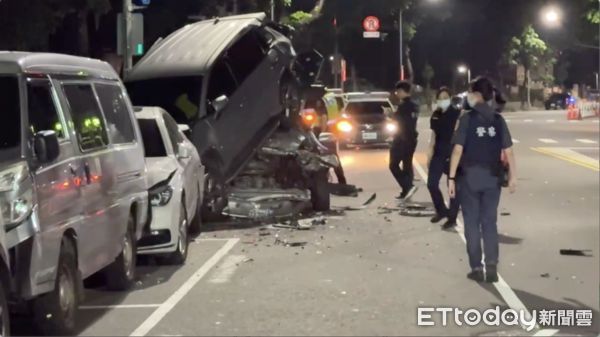 ▲王姓男子受困車內，消防隊破門救人，他拒檢逃逸自撞路邊停車格             。（圖／記者吳奕靖翻攝）