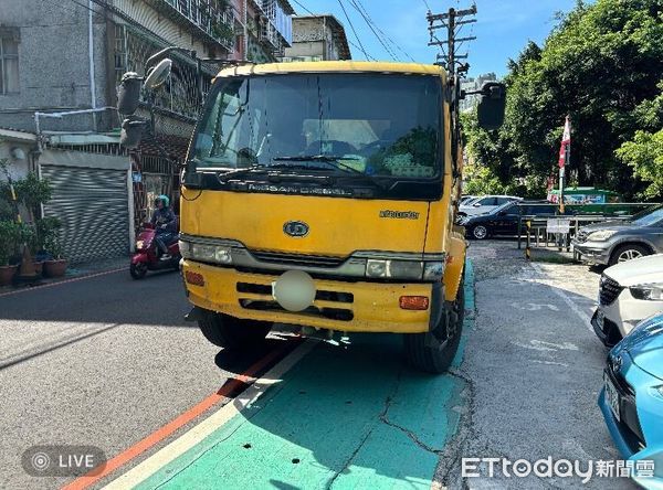 ▲▼王婦返家時疑似不慎跌倒，遭後方垃圾車輾過爆頭慘死。（圖／記者陸運陞翻攝）