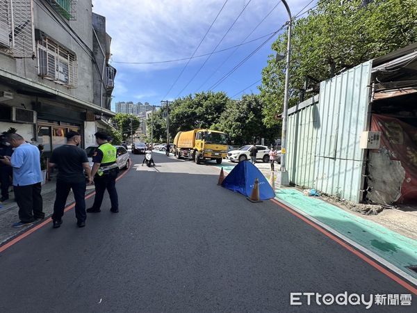 ▲▼王婦返家時疑似不慎跌倒，遭後方垃圾車輾過爆頭慘死。（圖／記者陸運陞翻攝）