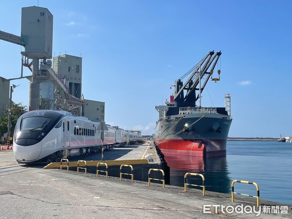 ▲EMU3000型「新自強號」列車車廂於#8碼頭卸載情形。（圖／花蓮港務分公司提供，下同）