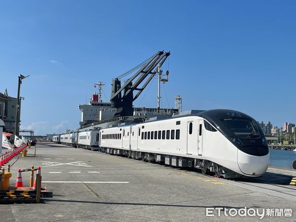 ▲EMU3000型「新自強號」列車車廂於#8碼頭卸載情形。（圖／花蓮港務分公司提供，下同）