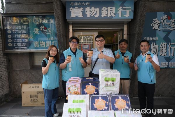 ▲▼台灣中油馬太鞍加油站站長陳建丞採購月餅禮盒，給需要幫助的弱勢家庭。（圖／花蓮市公所提供，下同）