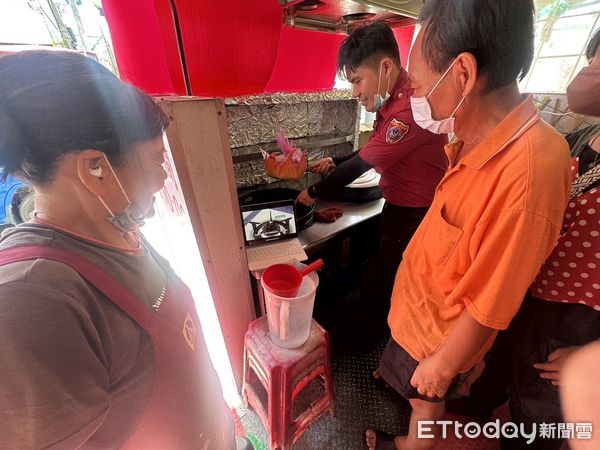 ▲南消一大隊東山分隊，前進東山美食大街進行防災防火宣導。（圖／記者林東良翻攝，下同）