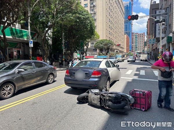 ▲▼溫男騎車自摔，波及前方警車。（圖／記者陸運陞攝）