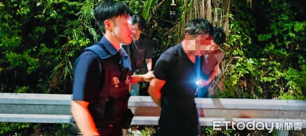 ▲▼  兄弟警探齊心逮捕電纜賊，歹徒竟朝警噴辣椒水  。（圖／中埔分局提供）