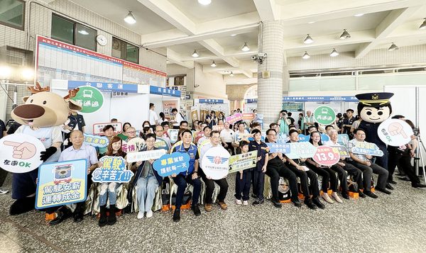 ▲桃園市政府交通局、交通部新竹監理所今天舉辦「大客車駕駛擴大徵才就業獎勵方案」招募活動，與會者會後合影。（圖／市府交通局提供）