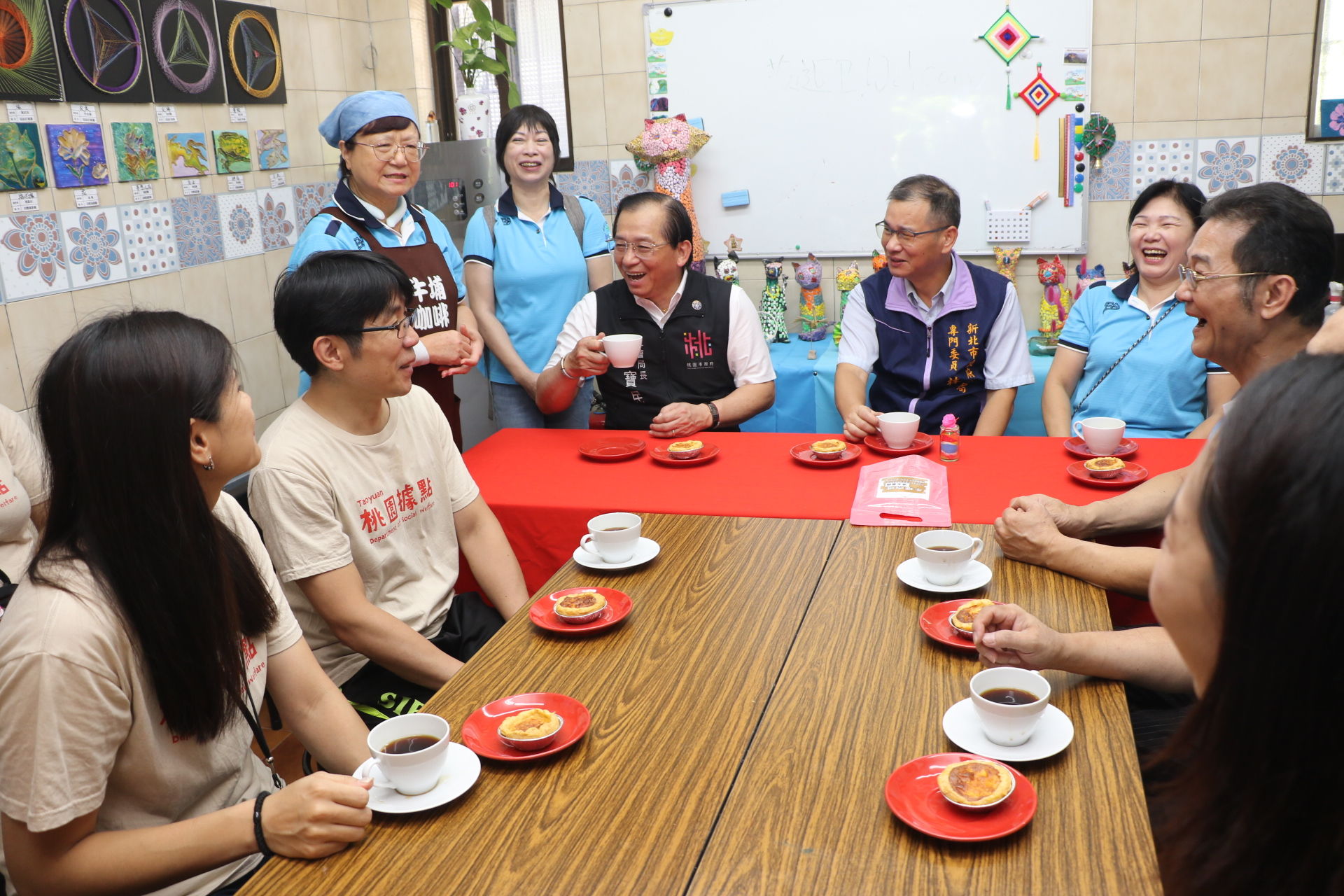 ▲中和碧湖社區咖啡蛋捲飄香 桃園市據點輔導團率隊取經。（圖／新北市社會局提供）