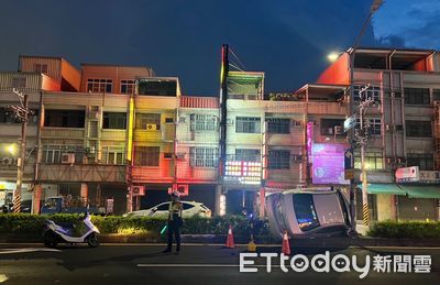 怎麼撞的？小客車換車道「被學長撞飛」　整車橫插分隔島畫面曝