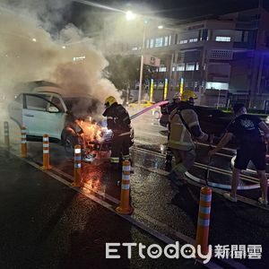 騎士拍窗示警！高雄一家3口緊急逃生...下秒車頭起火狂燒