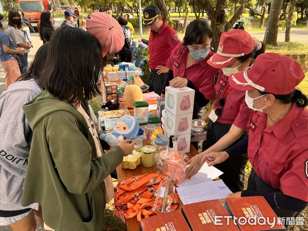 ▲台南市消防局第三大隊，24日星期六下午在佳里區體育公園，舉辦了一場別開生面的消防公益義賣暨防災宣導活動。（圖／記者林東良翻攝，下同）