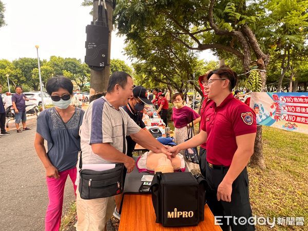 ▲台南市消防局第三大隊，24日星期六下午在佳里區體育公園，舉辦了一場別開生面的消防公益義賣暨防災宣導活動。（圖／記者林東良翻攝，下同）