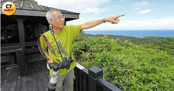 鳥類達人蔡乙榮在恆春觀察鳥超過30年，希望相關單位能善盡把關責任，別讓生態成為能源的犧牲品。（圖／方萬民攝）