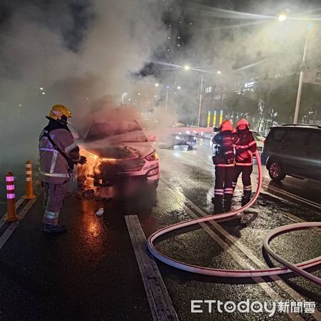 ▲高雄市中正一路發生火燒車意外，一家三口順利逃生             。（圖／記者吳奕靖翻攝）