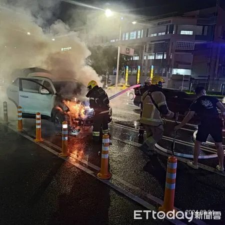 ▲高雄市中正一路發生火燒車意外，一家三口順利逃生             。（圖／記者吳奕靖翻攝）