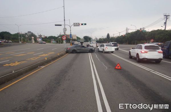 ▲▼賓士車迴轉竟加速飛越分隔島衝撞，造成5人受傷，車子又撞回原點。（圖／民眾提供，下同）