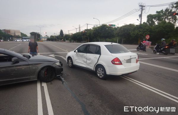 ▲▼賓士車迴轉竟加速飛越分隔島衝撞，造成5人受傷，車子又撞回原點。（圖／民眾提供，下同）