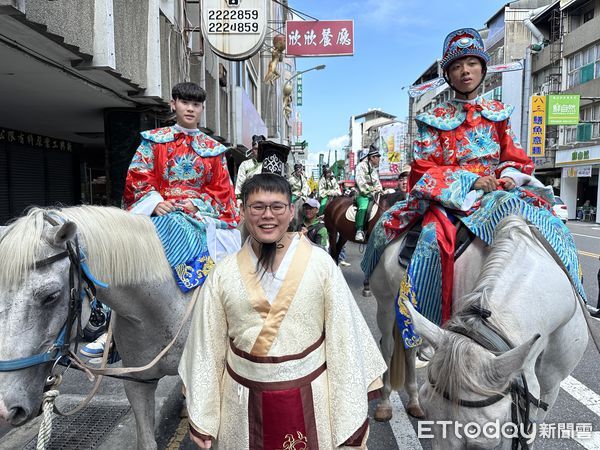 ▲2024年統測全國總榜首吳承廷和錄取國立陽明交通大學的徐加城，騎白馬帶領學弟妹們，在鑼鼓隊開路下，一路至武廟參拜文昌帝君。（圖／記者林東良翻攝，下同）