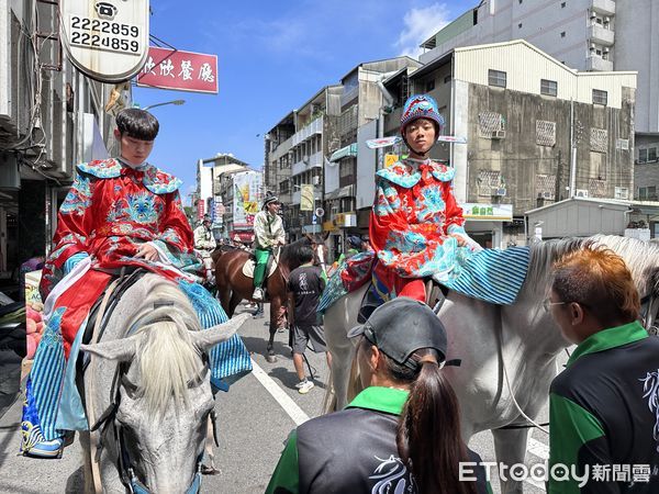 ▲2024年統測全國總榜首吳承廷和錄取國立陽明交通大學的徐加城，騎白馬帶領學弟妹們，在鑼鼓隊開路下，一路至武廟參拜文昌帝君。（圖／記者林東良翻攝，下同）