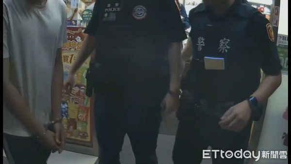 ▲汐止警方在樟樹路逮捕監控、取款兩車手。（圖／記者張君豪翻攝）