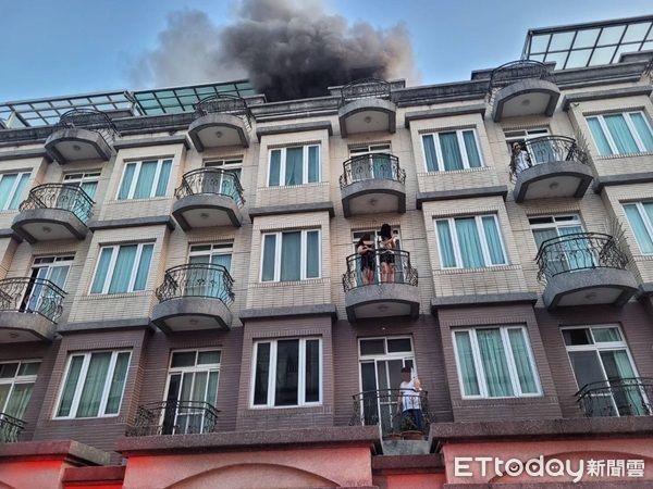 ▲▼頂樓也冒出濃煙；警消人員加架梯子從2樓及3樓救出受困民眾（圖／桃園市政府消防局提供）