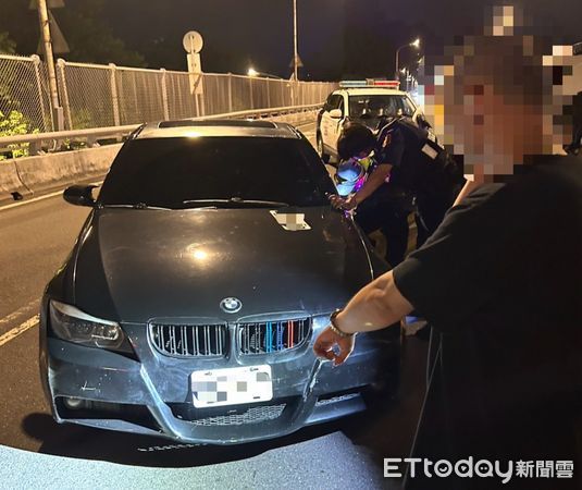 ▲▼洪男懸掛假車牌遭警攔檢識破，當場遭上銬逮捕             。（圖／記者陳以昇翻攝）