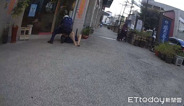 ▲▼通緝男子遭警攔查後突然轉身狂奔，跑了百公尺跌倒被逮。（圖／民眾提供，下同）