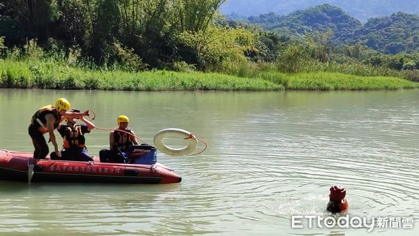 ▲南消第一大隊鹽水、東原分隊警義消結合飛狼救難協會於8月25日，分別於鹽水區親水公園及小瑞士水域辦理救生專業訓練。（圖／記者林東良翻攝，下同）