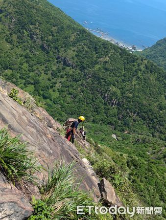 ▲▼31歲男子在半坪溪前往劍龍陵登山口的路程中，因腳抽筋求救。（圖／郭世賢翻攝）