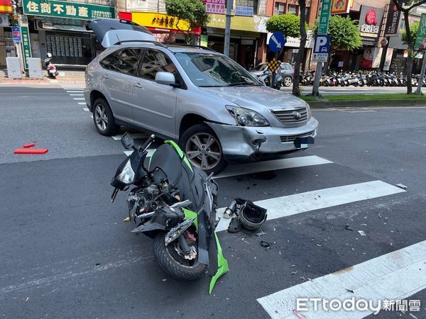 ▲▼三重休旅車撞飛騎士             。（圖／記者陳以昇翻攝）