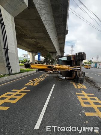 ▲怪手就掉在馬路中間，佔用2個車道             。（圖／記者吳奕靖翻攝）