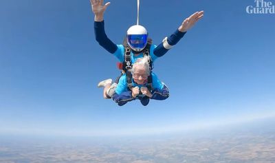 102歲生日玩大的！英阿嬤「6900英尺高空」一躍而下　超狂影片曝