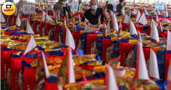 中元普渡時，家家戶戶都會準備澎湃食物、乾貨祭拜，專家提醒若不當心恐怕會導致食物中毒。（圖／記者黃耀徵攝）