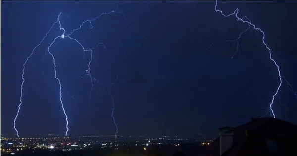 越南北部地區近日遭到豪雨、雷暴襲擊，河內的4名國中生昨（24日）下午相約到戶外踢足球，怎料一行人突遭閃電劈中，紛紛倒地陷入昏迷，其中3人幸運甦醒，一名13歲少年則當場不幸死亡。（示意圖／翻攝自pixabay）